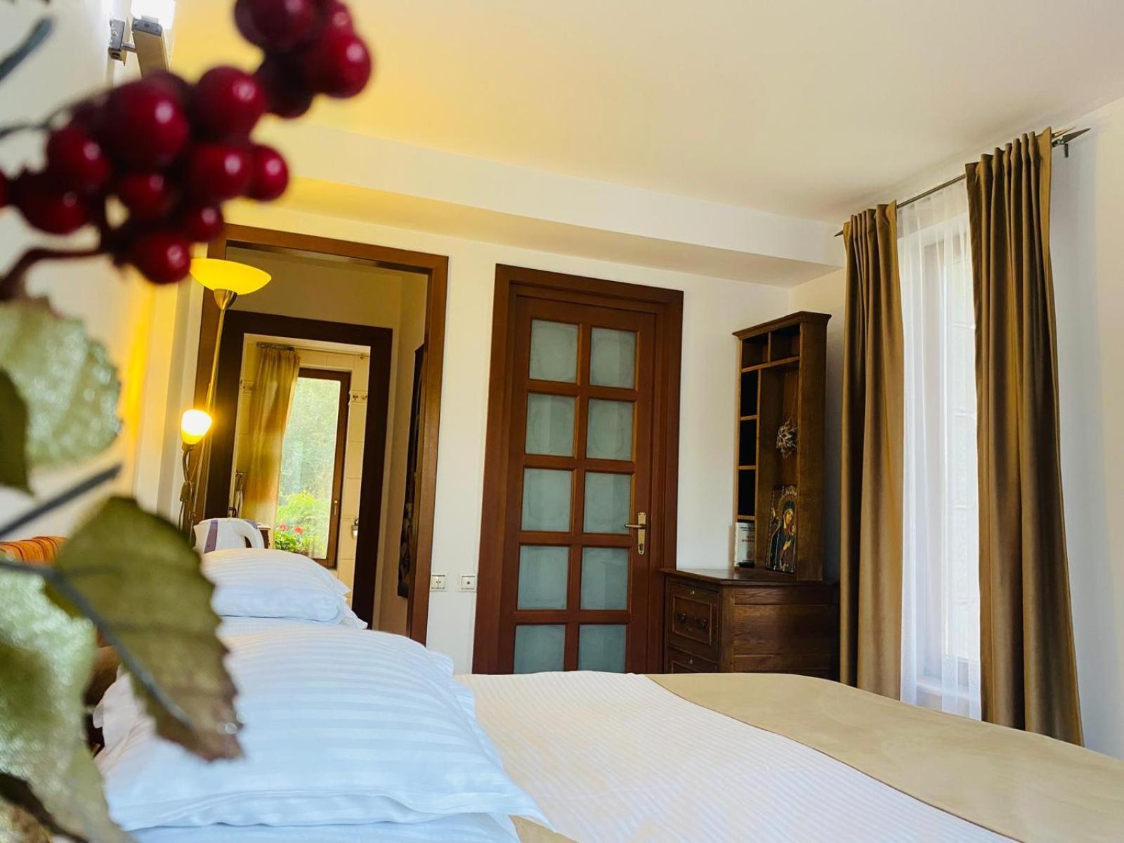 Rapsodia Pension Сучава Екстер'єр фото