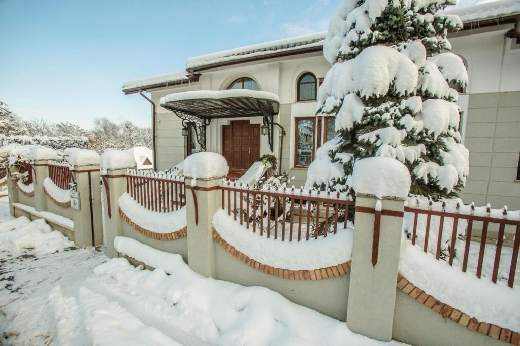 Rapsodia Pension Сучава Екстер'єр фото
